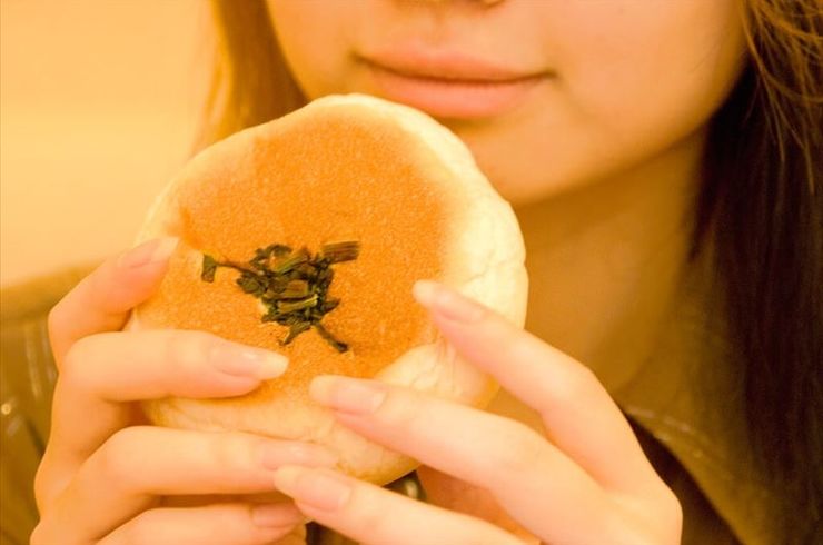 パンを食べる女性